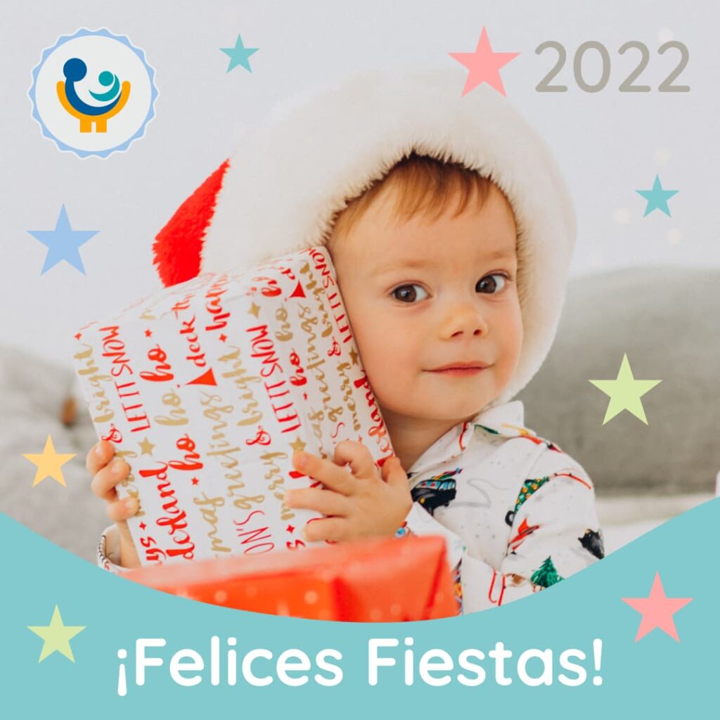 Bebé con regalos en manos