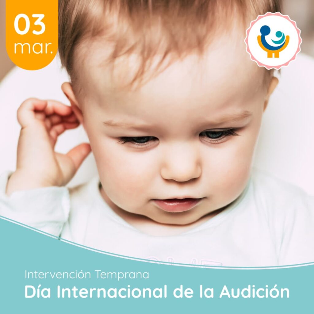 Bebé tocándose la oreja